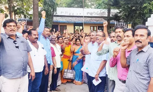 ஓசூரில் ஒன்றிய அனைத்து ஆசிரியர் சங்கங்களின் சார்பில் கோரிக்கை முழக்க ஆர்ப்பாட்டம்