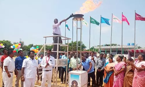 தருமபுரியில் பள்ளிக்கல்வித்துறை சார்பில் மாவட்ட அளவிலான தடகள போட்டிகள்-முதன்மை கல்வி அலுவலர் தொடங்கி வைத்தார்