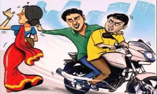 இருசக்கர வாகனத்தில் சென்ற வங்கி மேலாளரிடம் செயின் பறிப்பு