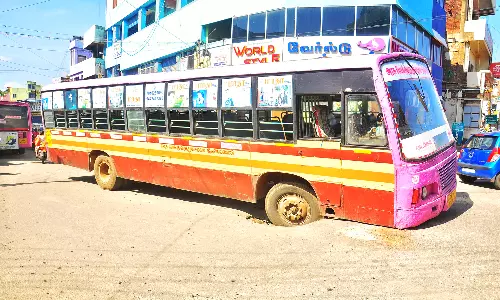 நாகர்கோவில் செட்டிகுளத்தில் நடுரோட்டில் இன்று குடிநீர் திட்டத்திற்காக தோண்டப்பட்ட பள்ளத்தில் சிக்கிய அரசு பஸ்போக்குவரத்து நெருக்கடியால் வாகன ஓட்டிகள் அவதி