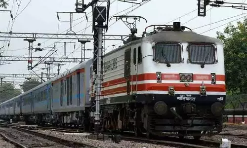 ரெயிலில் பெண் பயணி மீது சிறுநீர் கழித்த நபர்