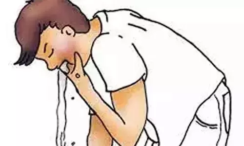 பேக்கரியில் பப்ஸ் சாப்பிட்ட 3 குழந்தைகளுக்கு வாந்தி, மயக்கம்