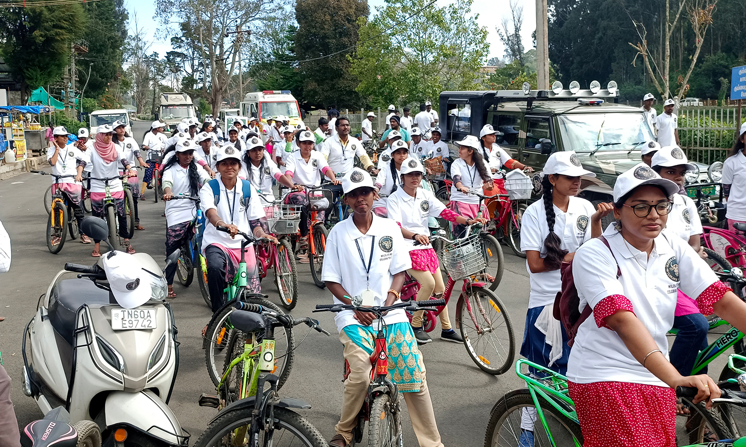 வன உயிரின பாதுகாப்பு விழாவையொட்டி கொடைக்கானலில் மாணவிகள் விழிப்புணர்வு பேரணி