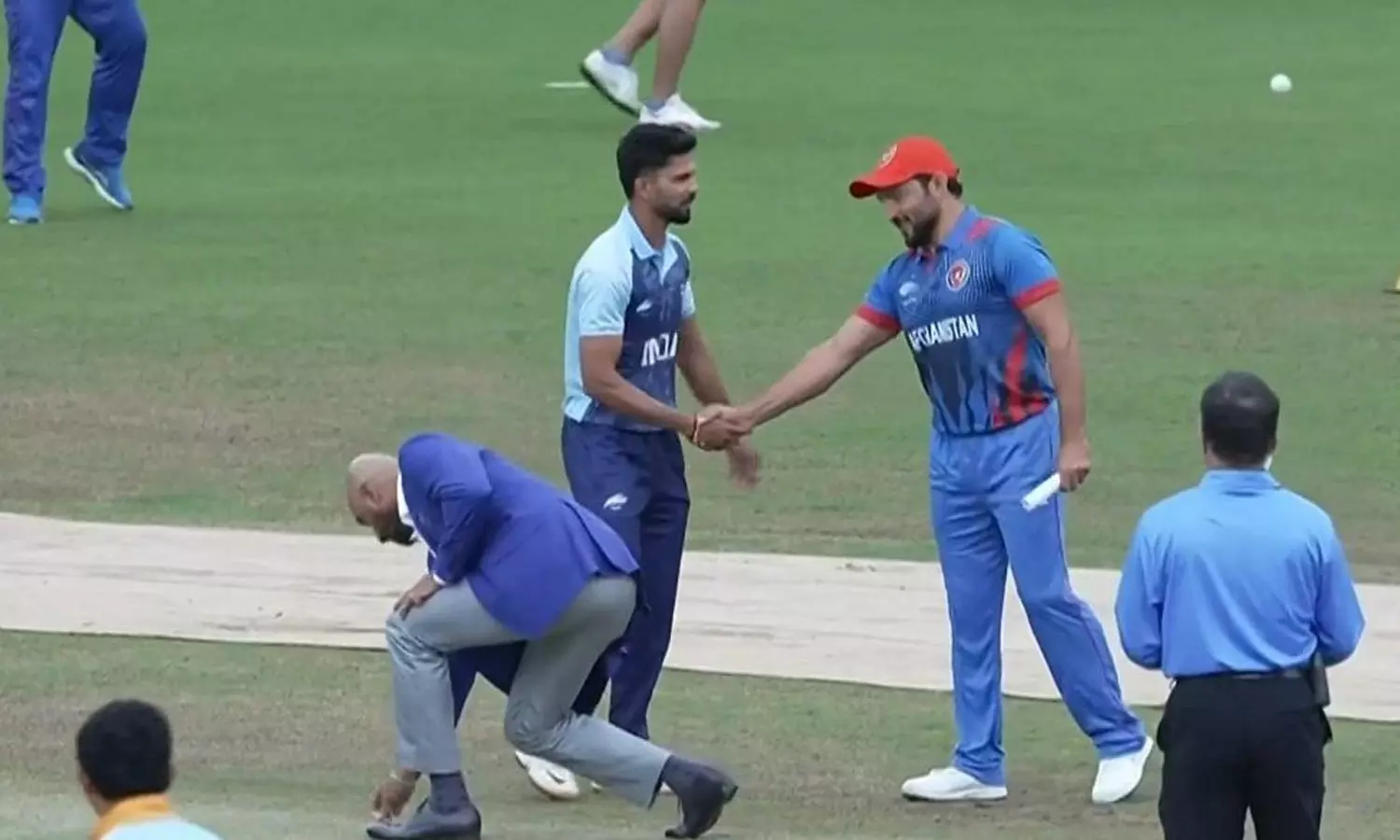 தங்கத்துக்கான கிரிக்கெட் போட்டியில் இந்தியா,... ... ஆசிய விளையாட்டு போட்டி: கபடி, கிரிக்கெட்டில் தங்கம் வென்று இந்தியா அசத்தல்- பதக்கம் 107ஆனது! லைவ் அப்டேட்ஸ்