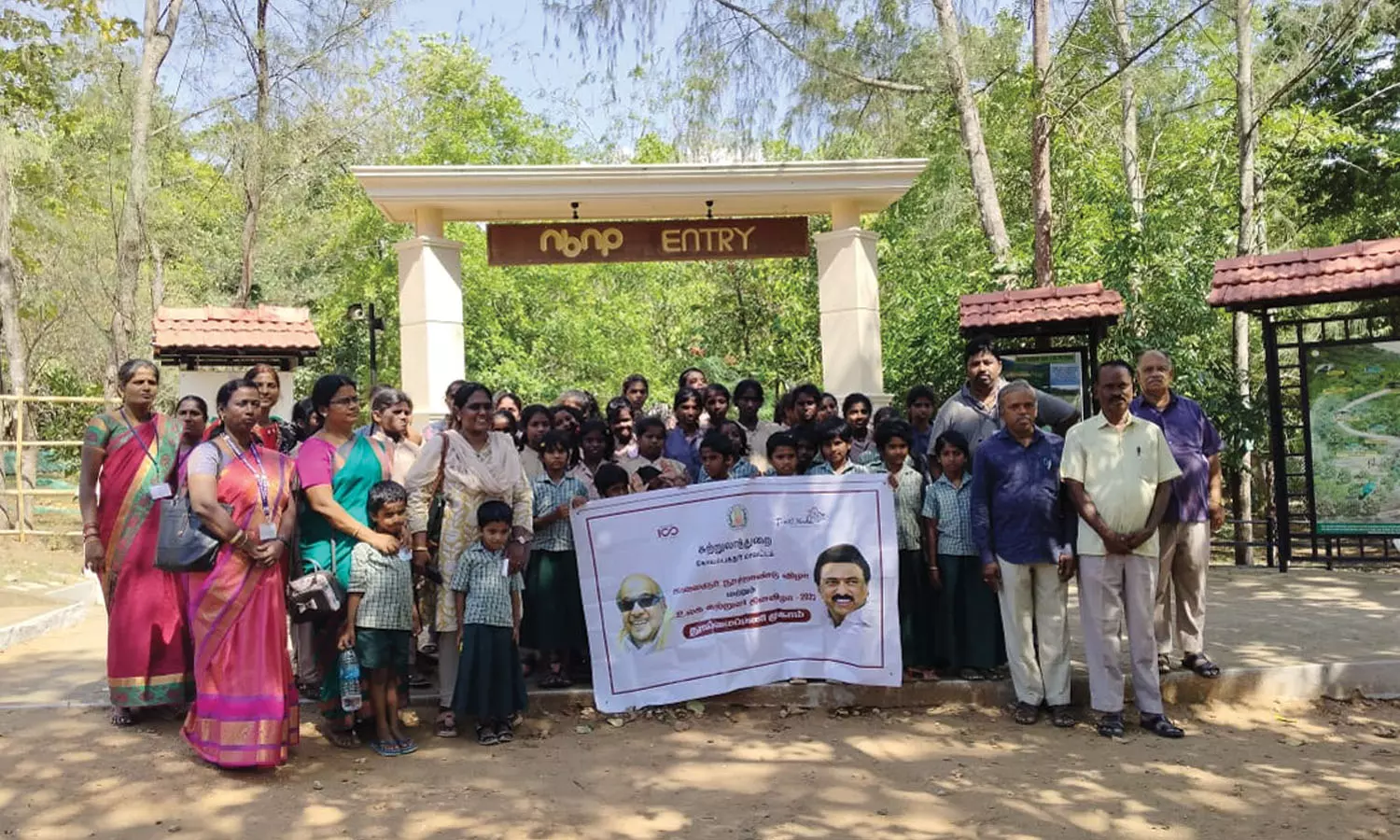 கோவையில் ஆதரவற்ற பள்ளிக் குழந்தைகளுக்கான விழிப்புணர்வு சுற்றுலா கோவையில் ஆதரவற்ற பள்ளிக் குழந்தைகளுக்கான விழிப்புணர்வு சுற்றுலா