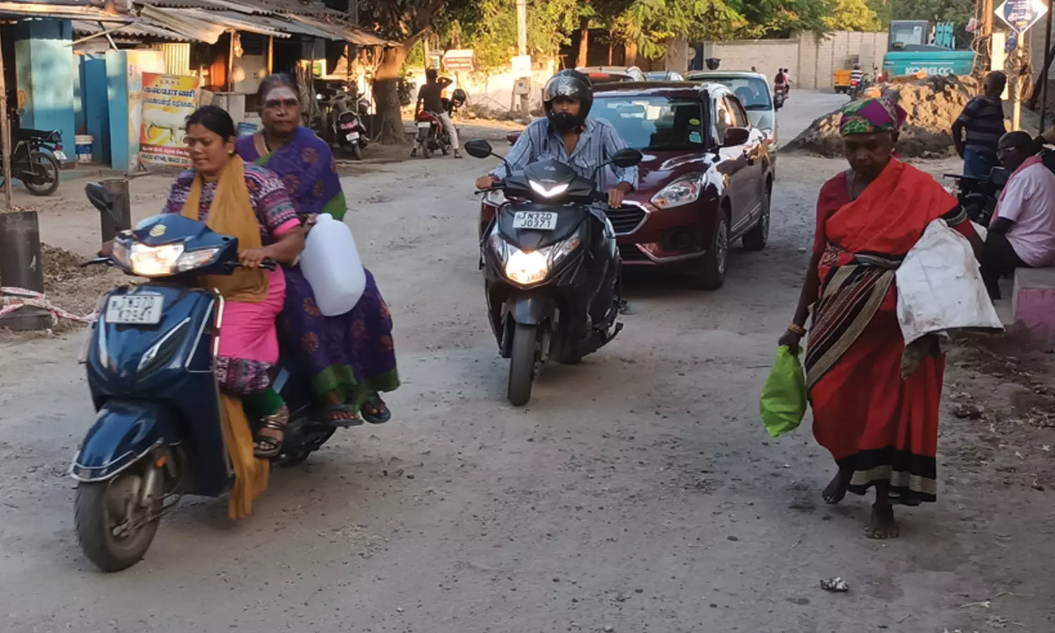 குண்டும் குழியுமாக காணப்படும் பீளமேடு பயனீர் மில் சாலை குண்டும் குழியுமாக காணப்படும் பீளமேடு பயனீர் மில் சாலை