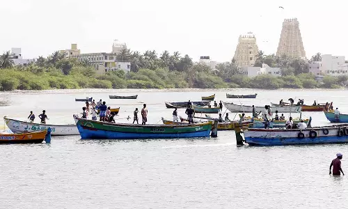 தடை நீக்கப்பட்ட நிலையில் ஒரு வாரத்திற்கு பிறகு உற்சாகமாக கடலுக்கு சென்ற ராமேசுவரம் மீனவர்கள்