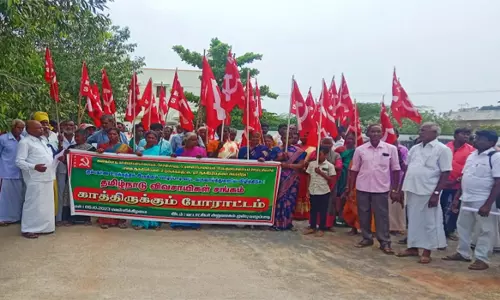 பாதை ஆக்கிரமிப்புகளை அகற்ற வலியுறுத்தி வாழப்பாடி தாசில்தார் அலுவலகத்தை முற்றுகையிட்டு விவசாயிகள் போராட்டம்