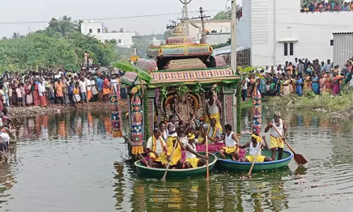 புரட்டாசி 3-வது சனிக்கிழமையையொட்டி எடப்பாடி சவுந்தரராஜ பெருமாள் கோவிலில் தெப்பத் தேர் உற்சவம்