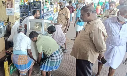 திண்டுக்கல் பஸ்நிலையத்தில் ஆக்கிரமிப்புகளை அகற்றிய மாநகராட்சி அதிகாரிகள்