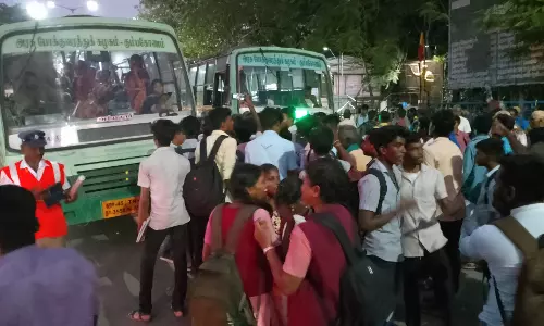 பேருந்து வசதி கேட்டு மாணவர்கள் மறியல்