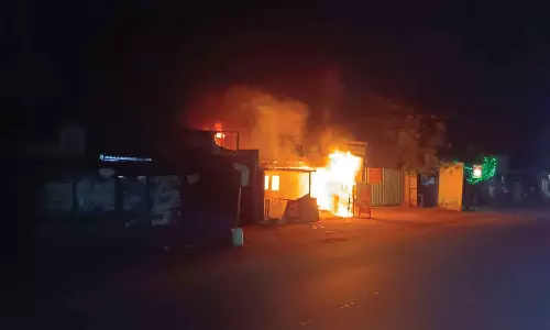 புழல் பகுதியில் ஏ.டி.எம். மையம், ஓட்டலில் தீ விபத்து- லட்சக்கணக்கில் பணம் எரிந்து சாம்பலானது