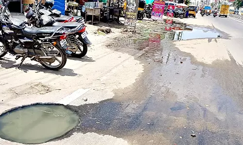 பாதாள சாக்கடைகள் அடிக்கடி நிரம்பி சாலையில் ஓடும் கழிவுநீர்