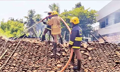 வீடு தீப்பிடித்து எரிந்து ரூ.1 லட்சம் பொருட்கள் சேதம்