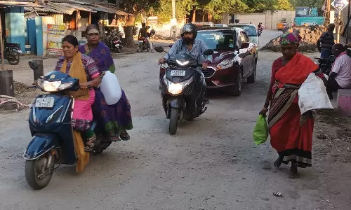 குண்டும் குழியுமாக காணப்படும் பீளமேடு பயனீர் மில் சாலை