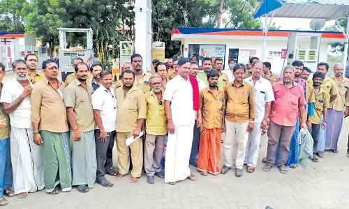 மயிலாடுதுறையில், பங்கை முற்றுகையிட்டு ஆட்டோ டிரைவர்கள் போராட்டம்