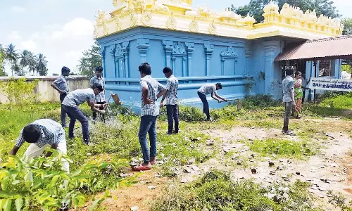 அரசு பள்ளியில் நாட்டு நலப்பணி திட்ட சிறப்பு முகாம்