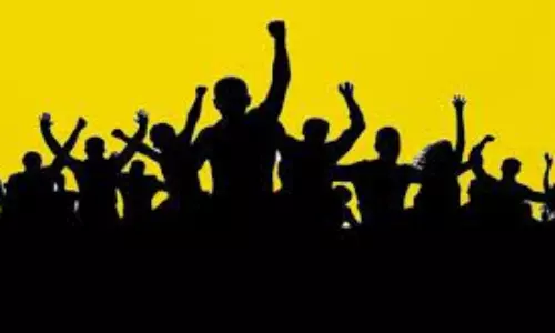 அரக்கோணம் ரெயில்வே சுரங்கப்பாதையில் தேங்கி நிற்கும் கழிவுநீரில் மீன்பிடிக்கும் போராட்டம்