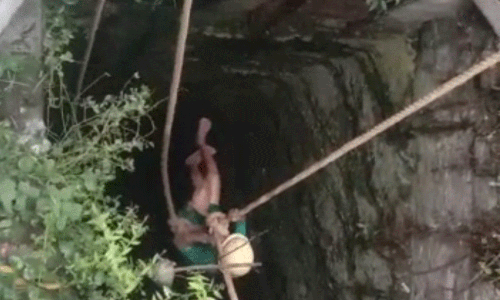 கிணற்றுக்குள் தவறி விழுந்த தொழிலாளி உயிருடன் மீட்பு