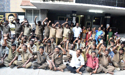 தூய்மை பணியாளர்கள் மண்டல அலுவலகத்தை முற்றுகையிட்டு போராட்டம்
