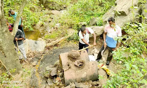 தேக்குமரத்தூர் மலை கிராமத்தில் 1000 லிட்டர் சாராய ஊறல் அழிப்பு