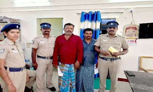 பைக்கில் மணல் கடத்திய 2 பேர் கைது
