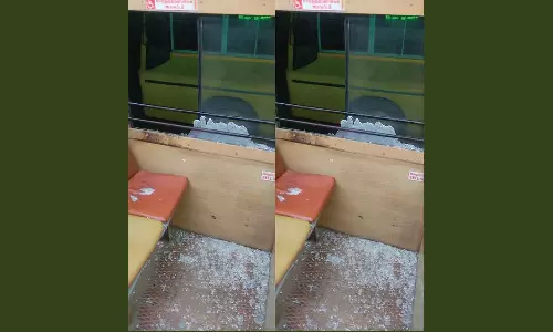 பழவேற்காடு அருகே மாநகர பஸ் கண்ணாடி கல்வீசி உடைப்பு: டிரைவர்-கண்டக்டர் புகார்