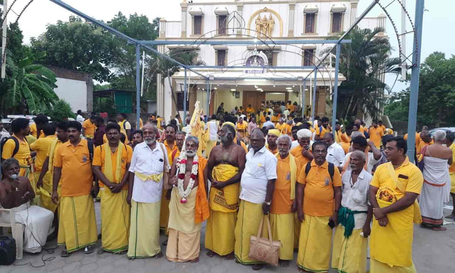 புதுவையில் இருந்து திருப்பதிக்கு பாதயாத்திரை புறப்பட்ட பக்தர்கள்