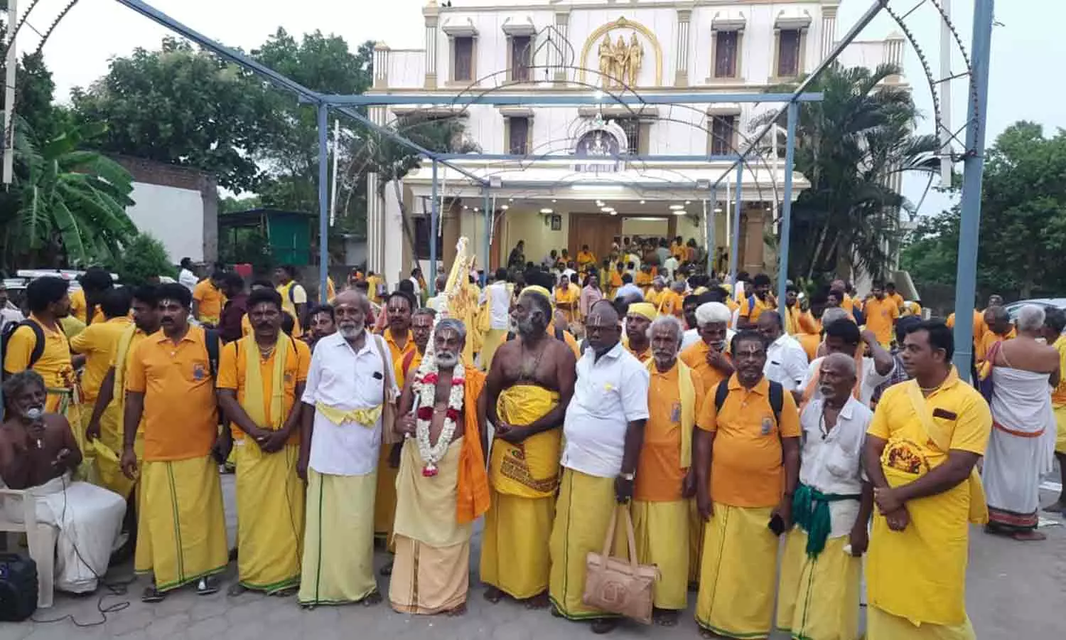 புதுவையில் இருந்து திருப்பதிக்கு பாதயாத்திரை புறப்பட்ட பக்தர்கள்