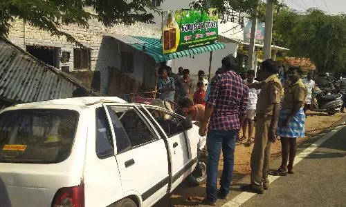 தாராபுரத்தில் கறி கடைக்குள் புகுந்த கார் மோதி வாலிபர் பலி: 3 பேர் காயம்