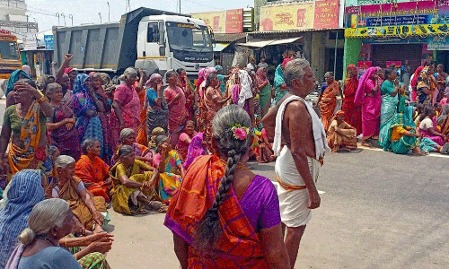 சம்பளம் வழங்கக்கோரி திடீர் சாலை மறியல்