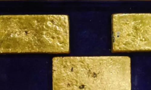 திருச்சி விமான நிலையத்தில் மலேசியாவில் இருந்து கடத்தப்பட்ட 2.15 கிலோ தங்கம் பறிமுதல்