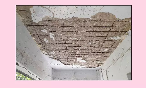 இடிந்து விழும் நிலையில் உள்ள கால்நடை மருத்துவமனை கட்டிடம்