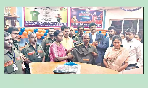 பிளாஸ்டிக் பாட்டில்கள் மூலமாக தயாரான சீருடைகள் விநியோகம்