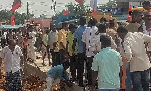 அரசு இடத்தில் ஆக்கிரமிப்பை தடுத்து நிறுத்த கோரிக்கை- அரசியல் கட்சியினர் திரண்டதால் பரபரப்பு