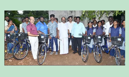 மாணவர்களுக்கு விலையில்லா சைக்கிள்கள்