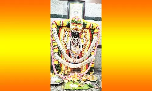 வெங்கடேச பெருமாளுக்கு ரூபாய் நோட்டுகளால் அலங்காரம்