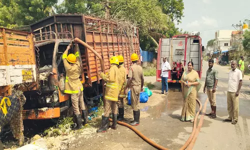 கடலூர் திருப்பாதிரிப்புலியூரில் லாரி தீப்பிடித்து எரிந்தது