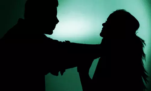 திருக்குறுங்குடி அருகே இளம்பெண் மீது தாக்குதல்- கணவர் உள்பட 4 பேருக்கு வலைவீச்சு