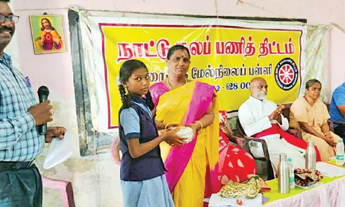 தூத்துக்குடியில் பள்ளி மாணவ-மாணவிகளின் நாட்டு நலப்பணி திட்ட முகாம்