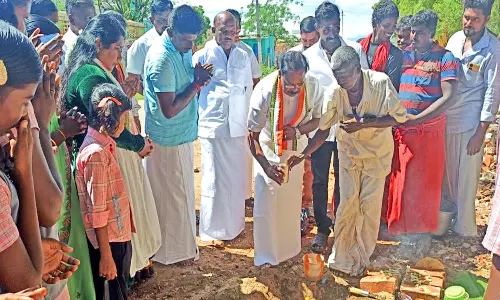 களக்காடு அருகே ரூ.5 லட்சம் மதிப்பில் பயணிகள் நிழற்குடை- ரூபி மனோகரன் எம்.எல்.ஏ. அடிக்கல் நாட்டினார்