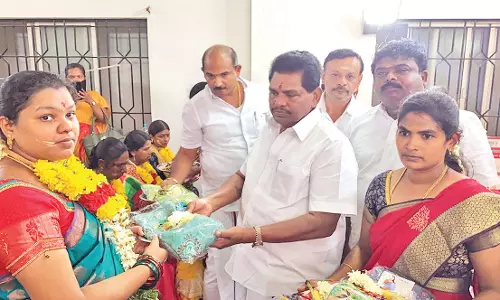 ஆழ்வார்திருநகரி யூனியன் அலுவலகத்தில் 100 கர்ப்பிணிகளுக்கு சீர்வரிசை பொருட்கள் - அமைச்சர் அனிதா ராதாகிருஷ்ணன் வழங்கினார்