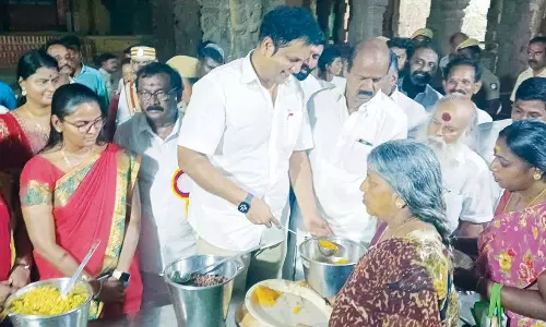 மன்னார்குடி கோவிலில் 100 பேருக்கு அன்னதானம் வழங்கும் நிகழ்ச்சி