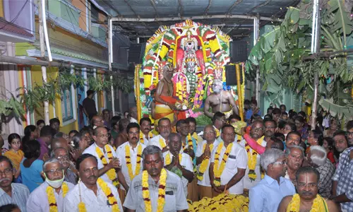 வெள்ளி கருட வாகனத்தில் பெருமாள் வீதி உலா