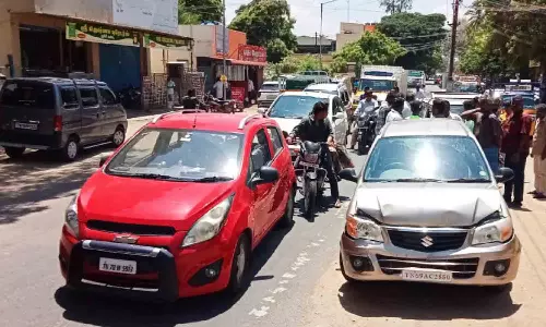 உடுமலையில்  டிவைடரால் போக்குவரத்து நெரிசலில் சிக்கும் வாகன ஓட்டிகள்