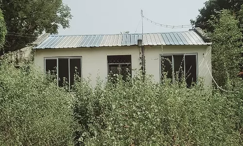 நிலக்கோட்டையில் ஆதார் மையத்தை சூழ்ந்துள்ள முட்புதர்களால் ஆபத்து