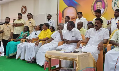 கையகப்படுத்தப்பட்ட நிலங்களை விவசாயிகளிடம் ஒப்படைக்க வலியுறுத்தல்