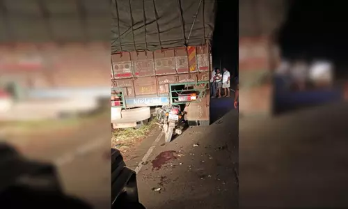 லாரி மீது மோட்டார் சைக்கிள் மோதி வாலிபர் படுகாயம்