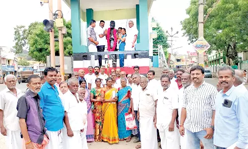 புதியதாக நியமிக்கப்பட்ட தோவாளை தெற்கு ஒன்றிய அ.தி.மு.க. செயலாளர், தலைவர்கள் சிலைக்கு மாலை