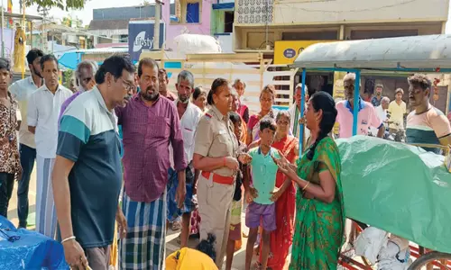 பரமத்திவேலூர் அரசு ஆஸ்பத்திரி எதிரே ஆக்கிரமிப்புகள் அகற்றம்